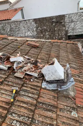 demolition-de-conduit-de-cheminee-sur-toiture-1